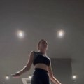 Naša pevačica ima ogromnu teretanu usred kuće: Snima se golog stomaka dok vežba i poručuje: "Ustanite i uradite nešto" (video)…