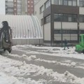 JKP „Gradska čistoća“ uklanja sneg iz školskih dvorišta