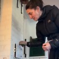 Sara otvorila vrata stare peći i zatekla prizor iz noćne more: "Bože, ne mogu da opišem veličinu ovih ostataka" (video)