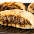 VIDEO Skoro kao pljeskavice ili ćevapi u lepinji: Arajes - hrskavi bliskoistočni pita-sendvič sa mesom