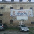 Skandal u Sremskoj Mitrovici: Baner "Srbija pobeđuje" osvanuo na zaštićenom spomeniku kulture iz 18. veka