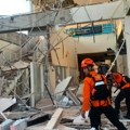 (Foto, video) Delovi zgrada padaju, ljudi panično beže: Horor prizori iz Indonezije, najmanje 20 mrtvih u jakom zemljotresu