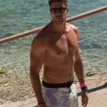 Nakon razvoda postao najpoželjniji neženja: Skinuo se i pokazao telo celo u mišićima, kao od brega odvaljen, ženama pale vilice…