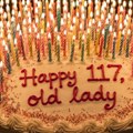 Torta se ni ne vidi od svećica: Najstarija osoba na svetu, Britanka Etel Kateram proslavila 117. rođendan, čestitao joj i…