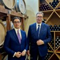 Vučić i pendarovski u poseti vinariji: "Nemamo otvorenih pitanja, sve dok ne dođe do razgovora o tome čije je vino bolje"