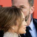 Hteli da utišaju priče o razvodu pa "poljubili vazduh": Džej Lo i Ben Aflek uslikani kako se nespretno ljube u obraz