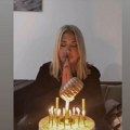 (Foto) kiti pevača i veseli se za sve pare: Milica Todorović proslavila rođendan: A u ponoć torta sa specijalnim motivima…