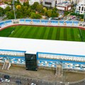 Skandal u Prištini! Navijači tzv. Kosova okačili zastavu sa likom teroriste OVK na stadionu "Fadilj Vokri"