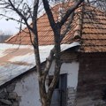 (Foto) folker odrastao u ovoj trošnoj kući: Njih šestoro u istoj prostoriji: "Ovde sam živeo godinama i bio srećan"