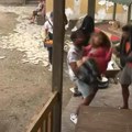 Tuča na farmi! Dve učesnice se krvnički pogurale, a kada čujete razlog neće vam biti dobro (video)
