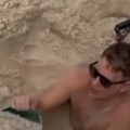 (Video): Turista iz zabave kopao rupu na plaži i satima ostao zaglavljen! "Odjednom se sve sručilo na mene, mislio sam da ću…