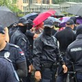 Žandarmerija sklanja ljude, policija legitimiše, tri osobe privedene: Studenti i građani blokiraju Sajam (VIDEO)