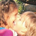 Roditelji su ih do punoletstva brižljivo skrivali od javnosti: Prepoznajete li brata i sestru sa fotografije?