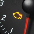 Uključena lampica motora može značiti ozbiljan kvar – ali i biti uzrokovana nečim vrlo banalnim