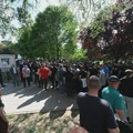 VIDEO Kolona građana koja ide ka Slaviji dobacuje policiji u Pionirskom parku: Gde vam je načelnik?