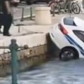 Nesvakidašnja scena u Hrvatskoj: Policijski auto završio u moru, vozač kažnjen (video)