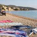 (Foto) Peškiri, ležaljke i suncobrani postali komunalni otpad: Lokalne vlasti u ratu sa zauzimačima plaža