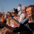 Nebo iznad Evrope potamnelo: Milioni pratili astronomski spektakl, Španija dočekala potpuno pomračenje posle 144 godine (foto)…
