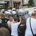 Tenzije u Užicu pred Vučićev dolazak: Policija potiskuje građane, naprednjaci uz trubače i roštilj čekaju predsednika