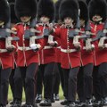 Kraj tradicije duge više od dva veka: Britanski poslanici žele da ukinu kape od medveđeg krzna Kraljevskoj gardi