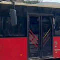 (Foto, video) Sudar autobusa kod Doma omladine! Razbijena vrata i prozori, stvaraju se ogromne gužve