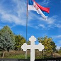 Застава Србије враћена на споменик убијеним и отетима Србима у Великој Хочи