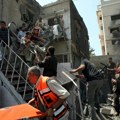 Wafa: Ubijeno najmanje 15 osoba u bombardovanju centralnog i južnog dela Gaze
