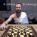 Zvicer sav u zavojima! Procurila nova fotografija vođe kavačkog klana: Igra šah sa "kiselim" osmehom, evo kada je slika…