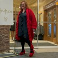 (Foto) ogroman crveni džemper i crvene sandale: Ana Bekuta u ovom izdanju došla na proslavu kod Dačića - pevačica ne skida…