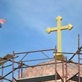 Simboli vere, nade i zajedništva: Osveštana krsna znamenja na crkvi u varošici Ušće kod Kraljeva