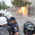 Бачени Молотовљеви коктели на протесту опозиције у Тирани