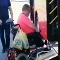 Bruka i sramota u gradskom prevozu! Vozač odbio da spusti rampu muškarcu u invalidskim kolicima: Prisutni zgroženi prizorom