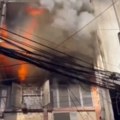 Prizor ledi krv u žilama Najmanje 11 ljudi je mrtvo, izbio požar u zgradi u Manili (video)