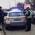 Udario ženu autom na Niškoj ulici van pešačkog i pobegao sa lica mesta, policija za vozačem intezivno traga