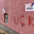 Sramna provokacija: Na zidu kuće Nikole Jankovića u Kosovskoj Kamenici prešarani plakati Srpske liste i ispisani grafiti…