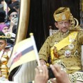 Sultan od Bruneja živi u najvećoj palati na svetu: Ima 1788 soba i harem od 100 žena, devojke drži kao robinje, a snaja mu…