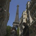 Две особе притворене након што су се попеле на Ајфелову кулу и скочиле падобраном