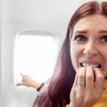 Ana je sela na svoje mesto u avionu i pogledala u prozor: Od šoka nije mogla reč da kaže, sledila se u sekundi