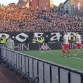 Fudbaleri Zvezde prošli pored "pakla" Juga u Humskoj, navijači Partizana ih pozdravili poznatim pesmama
