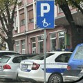 Policijsko vozilo na parkig- mestu za invalide