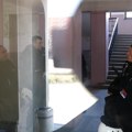 Kakva sramota SNS: Policija i privatno obezbeđenje brane odbornike od naroda (video)