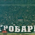 Grobari topovskim udarom gađali ljude sa decom, roditelji sklanjaju najmlađe: Haos na večitom derbiju u Areni