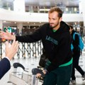 Ni u snu ne sme da se zameri Kinezima, tržište je imperativ: Medvedev hitno otišao kod navijača koga je pogodio u glavu!