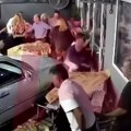 Pijani Albanac kolima uleteo u solunsku tavernu, troje povređenih