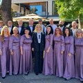 Gradski hor „Ruzmarin“ vodi publiku „Pesmom kroz srpske varoši“