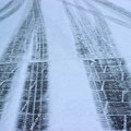 Temperature ispod 0 i sneg okovali komšije! Zima se naoštrila, beli se sve više: Vozači upozoreni na klizave puteve!