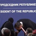 VIDEO: Igumanija Pećke patrijaršije nije dozvolila Vučiću da joj poljubi ruku
