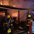 Gori kuća u Novom Sadu, cela je u plamenu! Strahuje se od širenja vatre (foto)