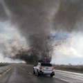 (VIDEO) automobil vozi pravo ka tornadu! Neverovatni snimci iz Amerike: "Ovo je situacija opasna po život!"