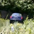 Automobil sleteo u potok u Beogradu Društvene mreže se usijale od urnebesnih komentara "Ožedneo, šta će" (video)